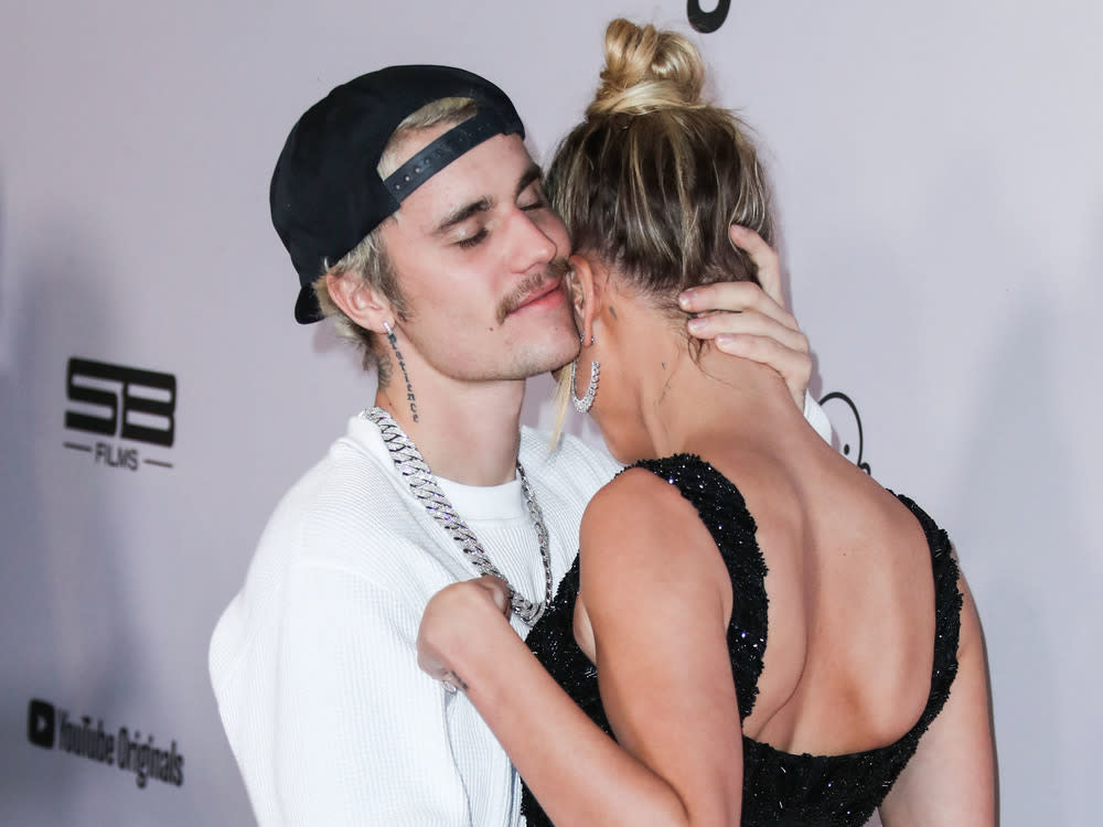 Justin Bieber mit Ehefrau Hailey bei der Premiere zu "Seasons" auf dem roten Teppich (Bild: Imagecollect/ImagePressAgency)