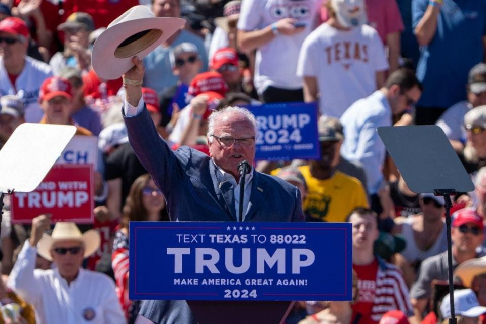 Sid Miller waives his hat during a Texas Trump rally