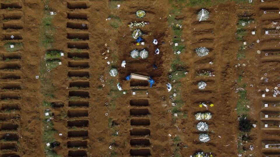 Fosas en cementerio de Brasil