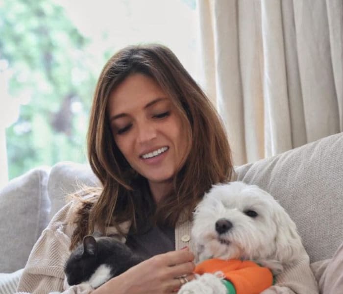 Sara Carbonero con su perro y su gato