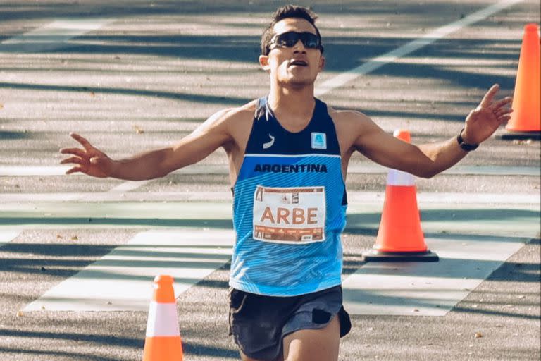 El esquelense Joaquín Arbe tuvo una destacada actuación en la Maratón de Valencia y logró romper el récord argentino con un tiempo de 2:09:36