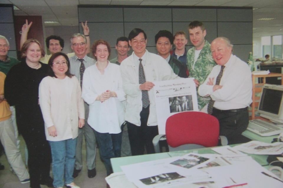 On the election day of the Legislative Council in 1995, the editorial team of the South China Morning Post rushed to the front page and took a group photo. The first from the right was Jonathan Fenby, then the editor-in-chief of the South China Morning Post. The person holding the newspaper was Feng Qiang, the then deputy editor-in-chief, and the third from the right was Yang Jianxing. .  (provided by respondents)
