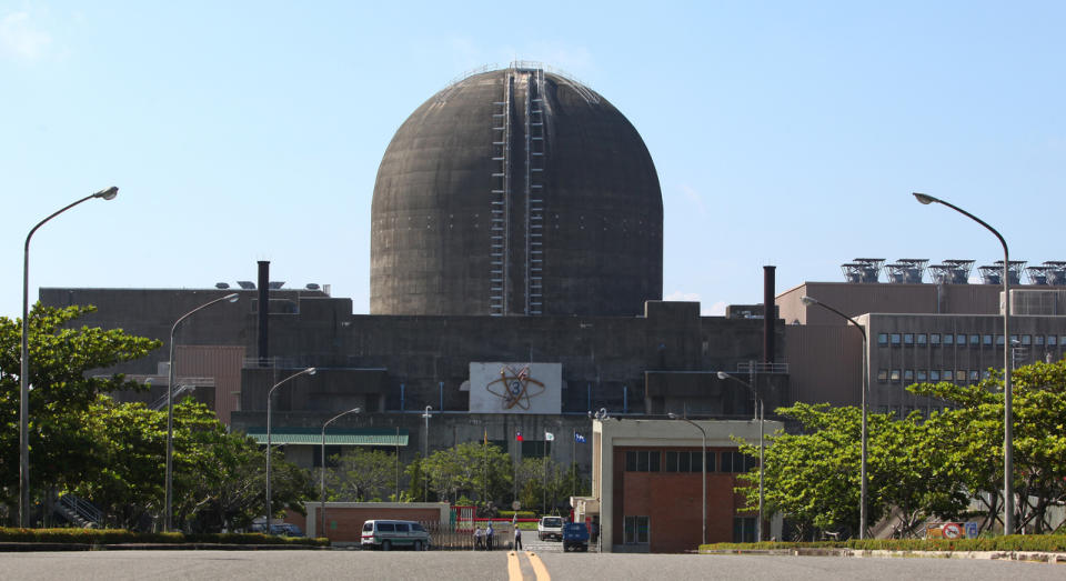 核三廠一號機今年七月將停機除役，圖為核三廠大門，正面為一號機反應爐圍阻體。圖／聯合報系資料照片
