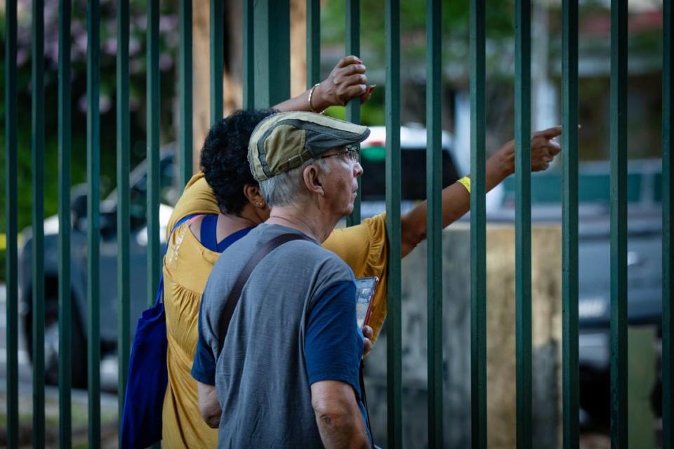 Antiguos habitantes de los apartamentos Temple Court observando la demolición del edificio desde Lummus Park en 404 NW Third St. el martes 18 de junio de 2024 en Miami, la Florida. La ciudad de Miami empezó a demoler el complejo el martes después de que un incendio lo arrasara la semana pasada.