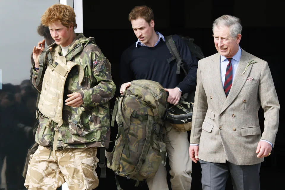 Carlos y Guillermo recibiendo a Harry a su regreso a Inglaterra tras prestar servicio en Afganistán, en 2008. (Getty Images)