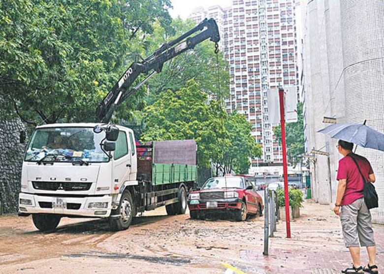 黑雨襲港，大量汽車死火甚至被淹沒。（中新社圖片）