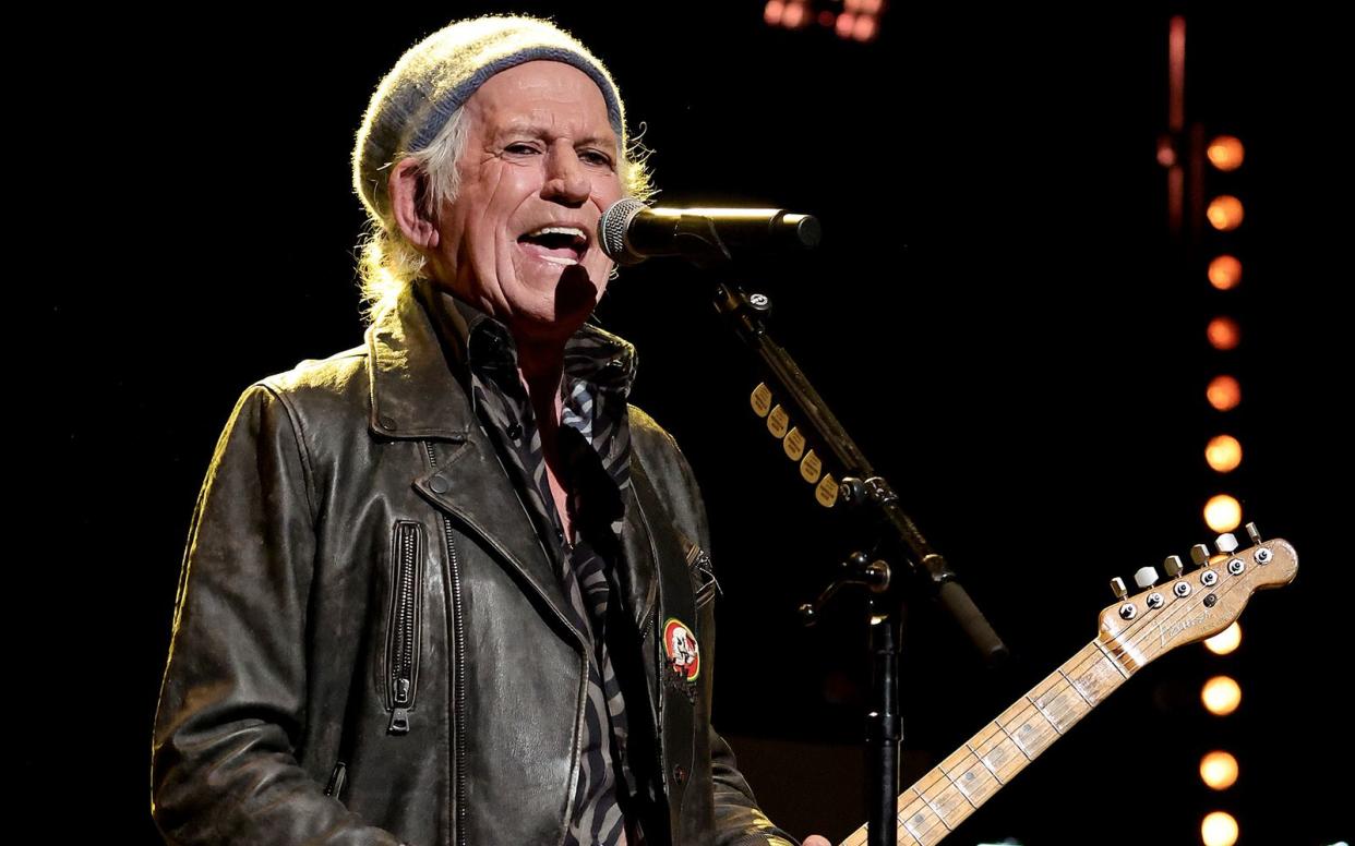 "Ich kann mich mit dem Gedanken anfreunden, 80 zu sein und immer noch zu gehen und zu sprechen", erklärt Keith Richards, "ich finde das Altern einen faszinierenden Prozess."  (Bild: Jamie McCarthy/Getty Images for LOVE ROCKS NYC/God's Love We Deliver)