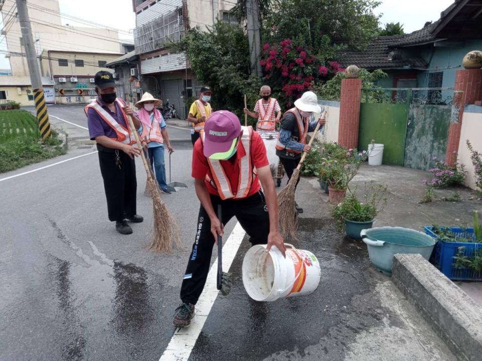 防治登革熱，台中市環保局啟動登革熱孳生源清除計畫，邀民眾一起當「滅孓師太」。（圖：中市府提供）