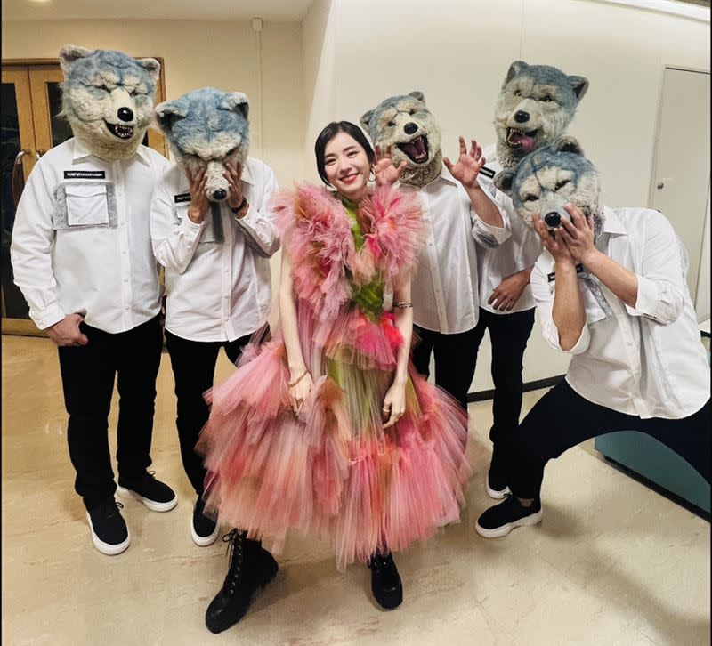 Milet聯手「狼人樂團 MAN WITH A MISSION」演唱《鬼滅之刃》主題曲。（圖／翻攝NHK）