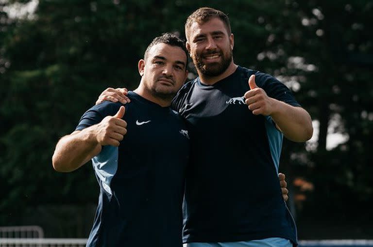 Agustín Creevy, que sonríe junto a Eduardo Bello, recupera la titularidad en los Pumas y extenderá su récord de presencias en el seleccionado.