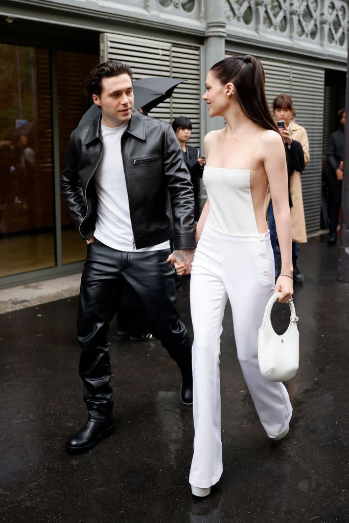 Brooklyn Beckham y Nicola Peltz en el desfile de Courreges en Paris Fashion Week