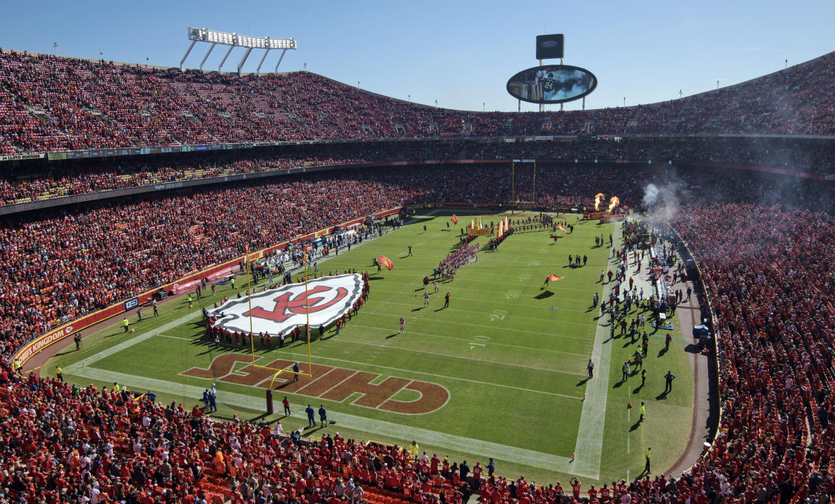 Kansas City Chiefs Ban Indian Face Paint, Headdresses At Future Games –  Deadline