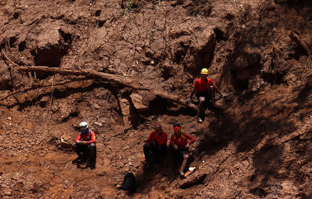 Rescue workers pause during a search and rescue mission after a tailings dam owned by Brazilian mining company Vale SA collapsed, in Brumadinho, Brazil February 2, 2019. REUTERS/Adriano Machado