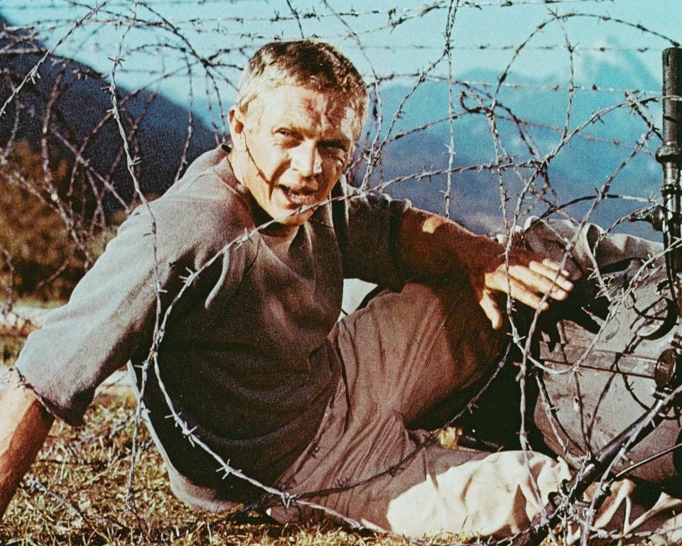 L'acteur américain Steve McQueen (1930 - 1980) dans le rôle du capitaine Virgil 'The Cooler King' Hilts dans le drame de la Seconde Guerre mondiale 'The Great Escape', 1963. (Photo par Silver Screen Collection/Hulton Archive/Getty Images)