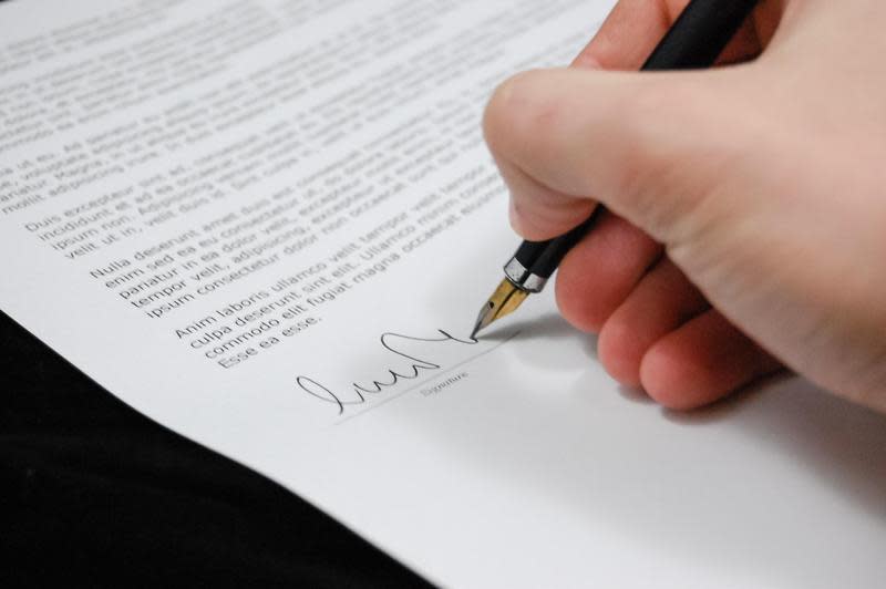 若父母要求你簽下拋棄繼承同意書怎麼辦？律師透露，只要是在父母生前簽的都無效。（示意圖，pexels提供）