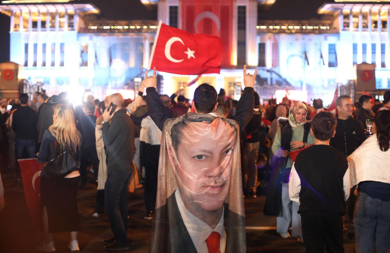 La foule turque célèbre la victoire de Recep Tayyip Erdogan à la présidentielle, le 28 mai.