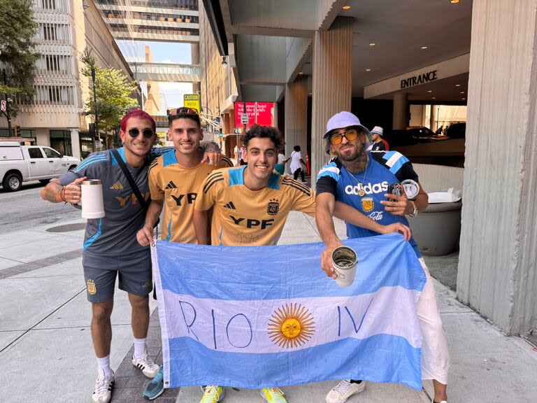 Hinchas argentinos de Río Cuarto frente al hotel de la selección en Atlanta; se sumaron a la ilusión del equipo argentino para la defensa de la Copa América