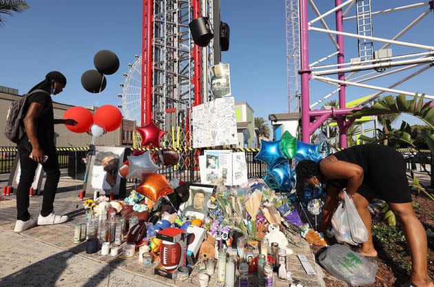 Family and friends of Tyre Sampson leave flowers and other items at a vigil in front of the Orlando FreeFall drop tower in Florida on March 28. (Photo: Orlando Sentinel via Getty Images)