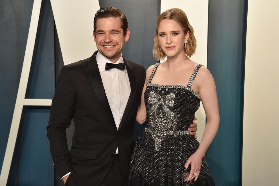 BEVERLY HILLS, CALIFORNIA - FEBRUARY 09: Jason Ralph and Rachel Brosnahan attend the 2020 Vanity Fair Oscar Party at Wallis Annenberg Center for the Performing Arts on February 09, 2020 in Beverly Hills, California. (Photo by David Crotty/Patrick McMullan via Getty Images)