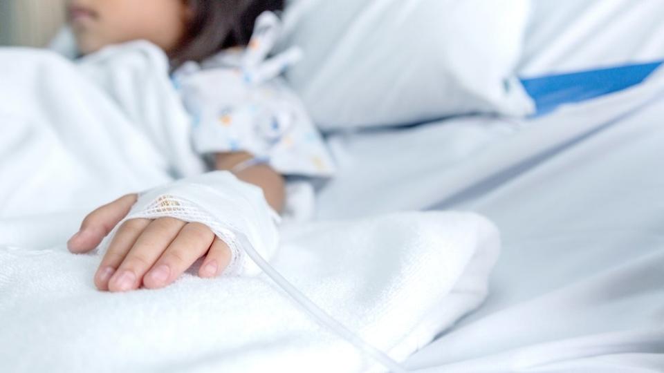 Niño en una cama de hospital