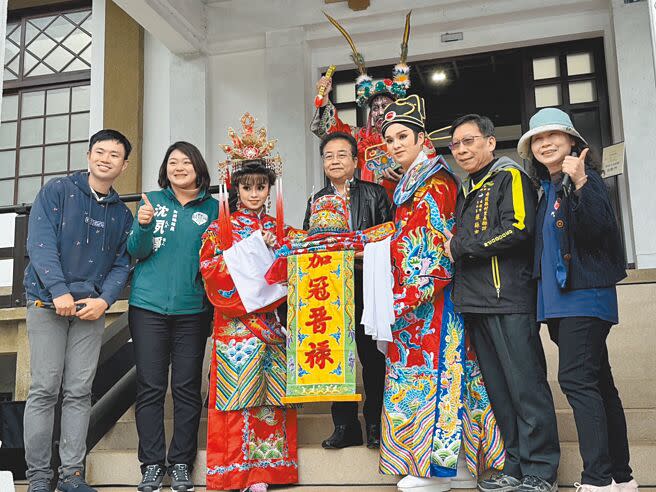 「南投崇文節」2日上午於南投縣文化園區登場，規畫逾30攤文創市集、主題書展、舊街小旅行茶道展演與各樣體驗活動，文化局長林榮森（中）等人到場與民眾共襄盛舉。（潘虹恩攝）