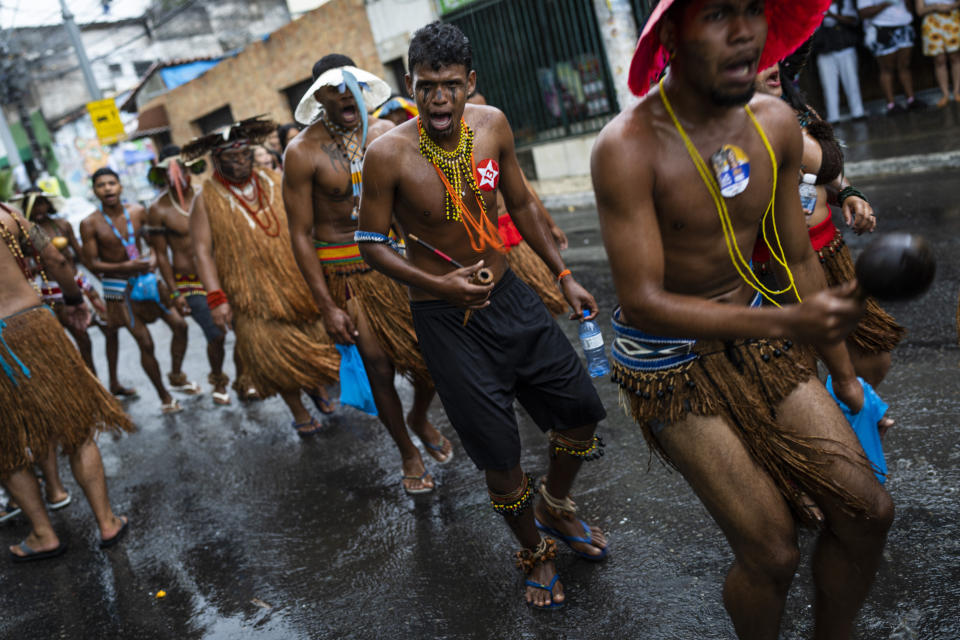 Miembros de la comunidad indígena se suman a miembros de religiones afrobrasileñas en una protesta en Salvador, Brasil, el domingo 18 de septiembre de 2022. Los manifestantes protestaban contra medidas consideradas como agresiones medioambientales contra un gran sistema de dunas. (AP Foto/Rodrigo Abd)