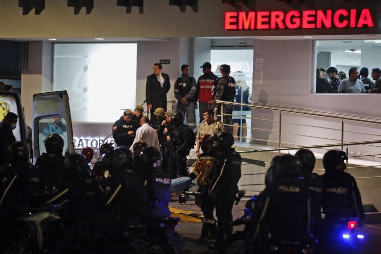 Fotografía del momento en que el candidato presidencial Fernando Villavicencio fue llevado de emergencia al hospital a Quito. (Photo by Galo PAGUAY / AFP)