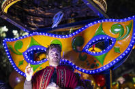 El cantante Harry Connick Jr., a bordo de una carroza del Krewe of Orpheus en Nueva Orleans durante el Lundi Gras, el 12 de febrero de 2024. (Chris Granger/The Times-Picayune/The New Orleans Advocate vía AP)