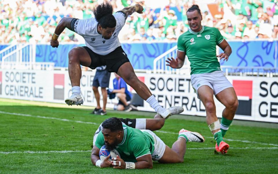 Bundee Aki dives over the line to score