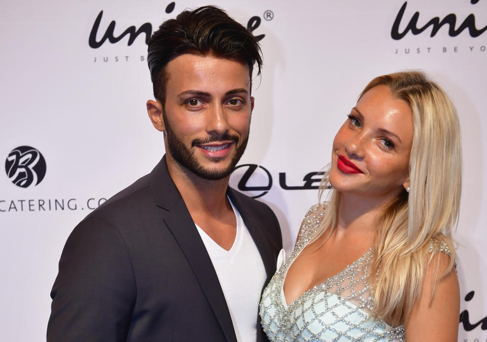 <p>Sie lernten sich bereits in einer anderen RTL-Show kennen: Domenico de Cicco und Evelyn Burdecki nahmen bei “Bachelor in Paradise” teil. Am Ende kamen sie zusammen. Doch wenige Wochen später war das Paar wieder getrennt. Für viele Fans ein weiterer Schock: Nur kurz nach der Bekanntgabe der Trennung wurde Cicco Vater. Wie sich herausstellte, hatte er während seiner Liebelei mit Burdecki bereits eine andere Beziehung am laufen. Laut “Closer” und “Bild” könnten die zwei im Dschungelcamp wieder aufeinandertreffen. (Bild: Getty Images) </p>