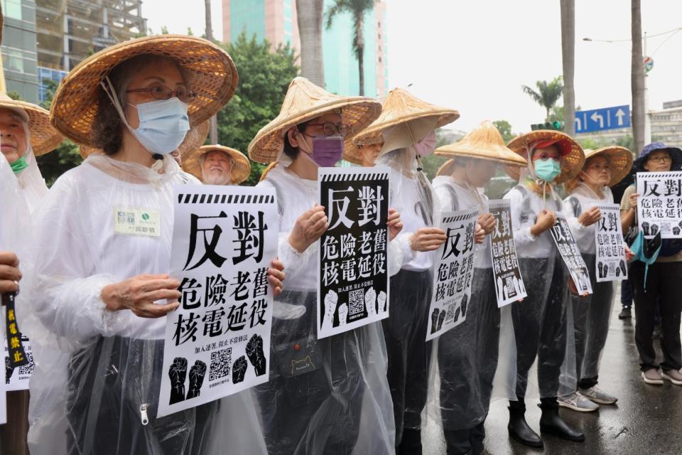 全國廢核行動平台「427反核佔領行動十週年 立院前集會抗議」。廖瑞祥攝