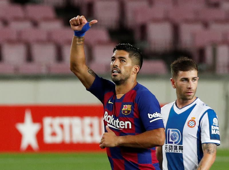 El delantero uruguayo Luis Suárez celebra tras marcar el gol del triunfo 1-0 del FC Barcelona sobre el Espanyol por la Liga española de fútbol, en el estadio Camp Nou, en Barcelona, España