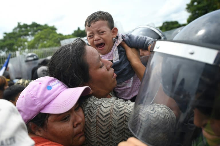 FOTOS | Así rompieron los migrantes el cerco fronterizo para entrar a México