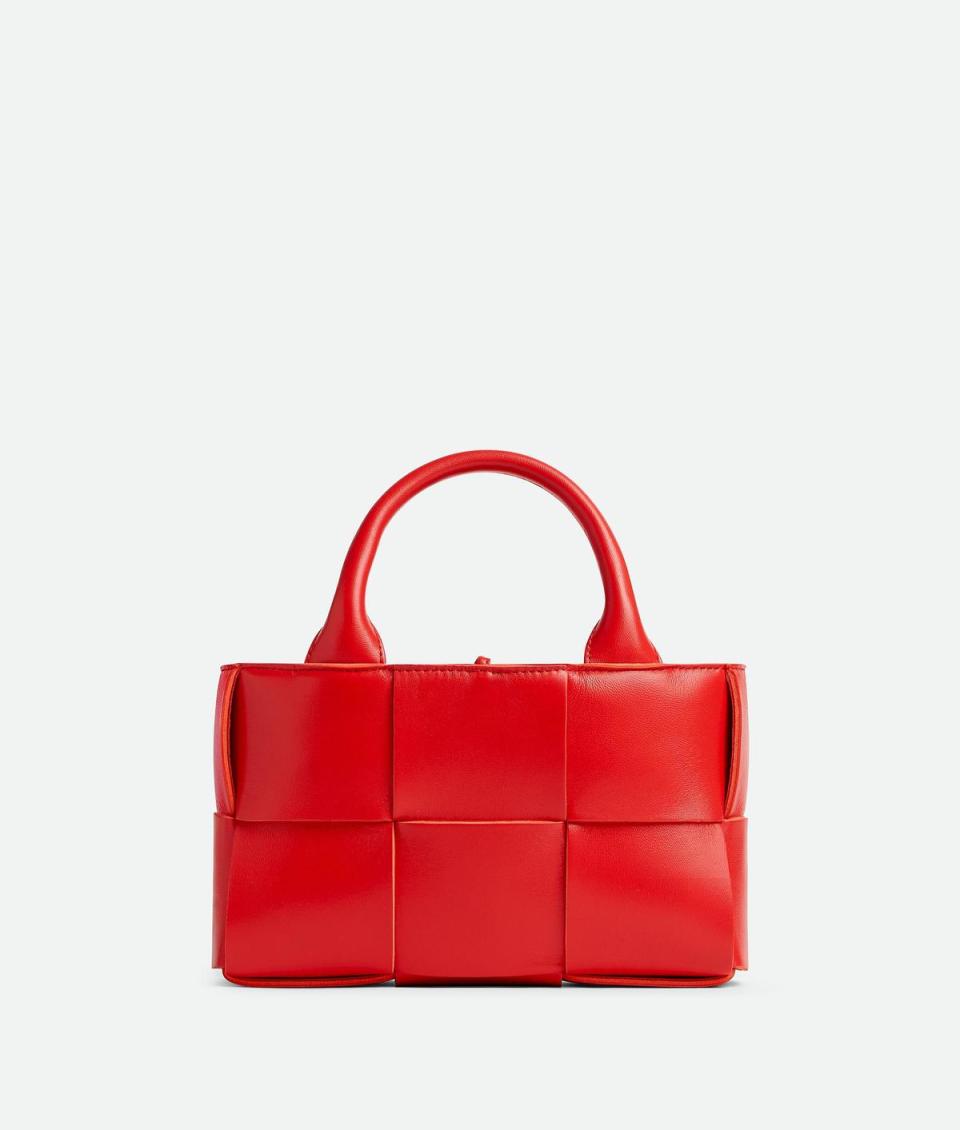 CANDY ARCO 豔紅色托特包 NT$ 74,900。（Bottega Veneta）