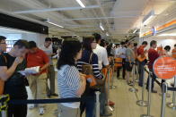 There were about 200 people queueing at Paragon outlet of M1. Customers are expected to wait about two hours to register and another four to six hours to get their iPhone 5. (Yahoo! photo)