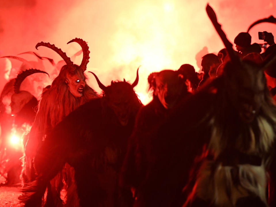 Bastonate ai passanti, polemica sulla sfilata dei Krampus in Alto Adige