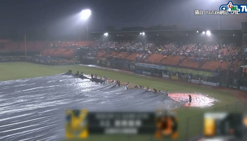 昨（12）日中華職棒突然下大雨。（圖／翻攝自CPBL youtube）