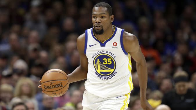 Golden State Warriors&#39; Kevin Durant drives against the Cleveland Cavaliers in the second half of an NBA basketball game, in Cleveland Warriors Cavaliers