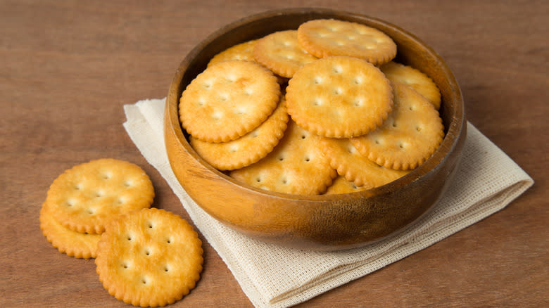 ritz crackers in wooden bowl