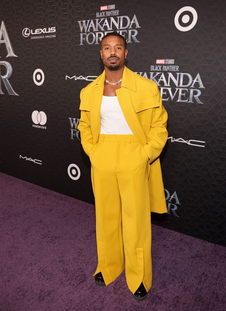 Michael B. Jordan y un traje muy original en uno de los tonos de la temporada: el mostaza