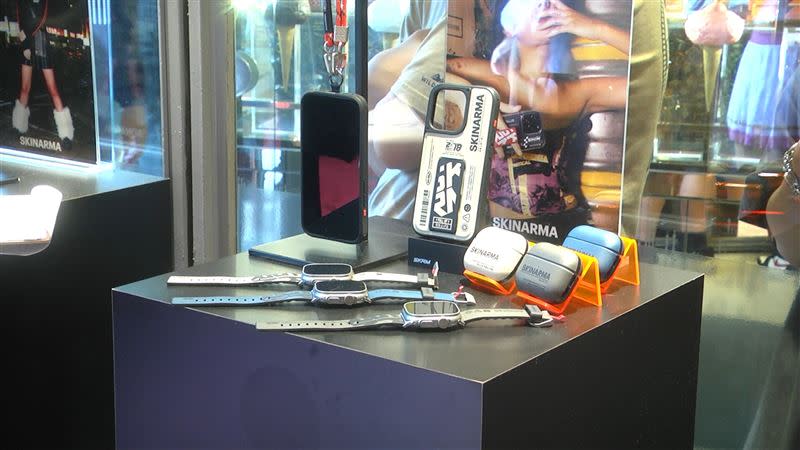 SKINARMA潮流快閃店展示了各具風格的3C相關產品。(圖／截至影片)