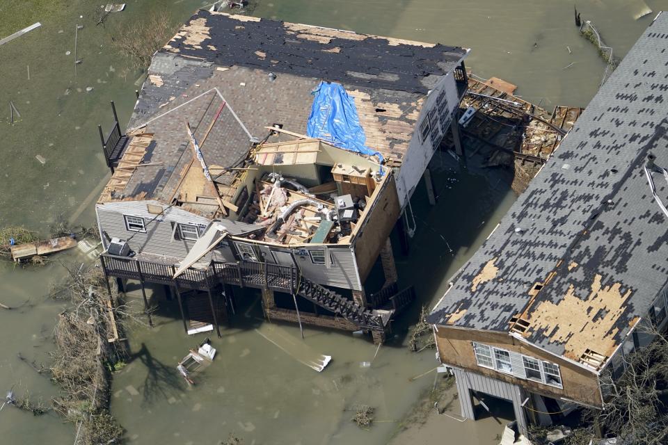 Construcciones dañadas tras el paso del huracán Laura el jueves 27 de agosto de 2020, cerca de Lake Charles, Luisiana. (AP Foto/David J. Phillip)