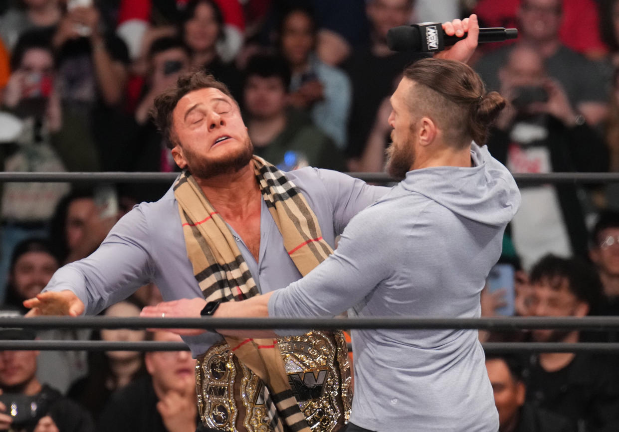 MJF, el Campeón Mundial de All Elite Wrestling (AEW), es atacado por Bryan Danielson con un micrófono. (Joe Camporeale-USA TODAY Sports)