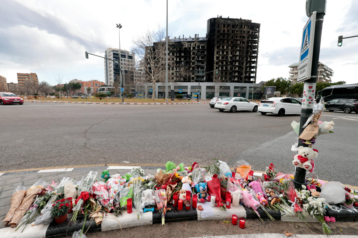 Des fleurs devant l’immeuble ravagé par un incendie à Valence, en Espagne, fin février 2024.