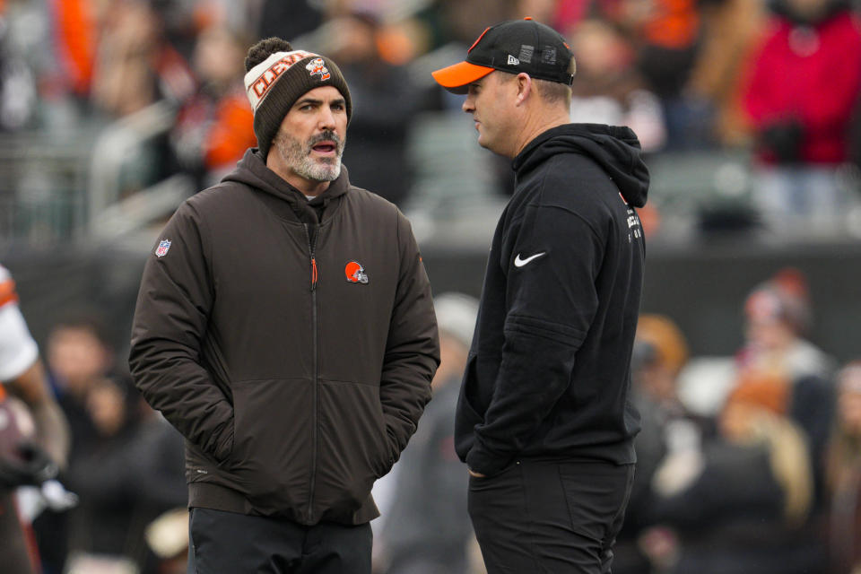 Cleveland Browns head coach Kevin Stefanski, left, talks with Cincinnati Bengals head coach Zac Taylor before an NFL football game in Cincinnati, Sunday, Jan. 7, 2024. (AP Photo/Jeff Dean)