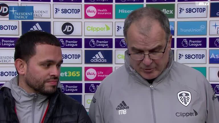 Bielsa habló en conferencia de prensa y brindó una respuesta de 17 minutos Sin embargo, no pudo romper su récord de 25 minutos.