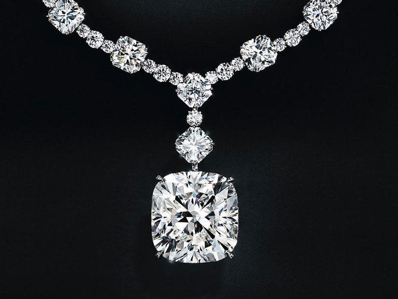 Tiffany & Co.高級珠寶系列此次展出的鉑金鑽石項鍊，其中央主鑽重達106克拉，並採用與傳奇Tiffany黃鑽一樣的82個切面枕形明亮式切割。