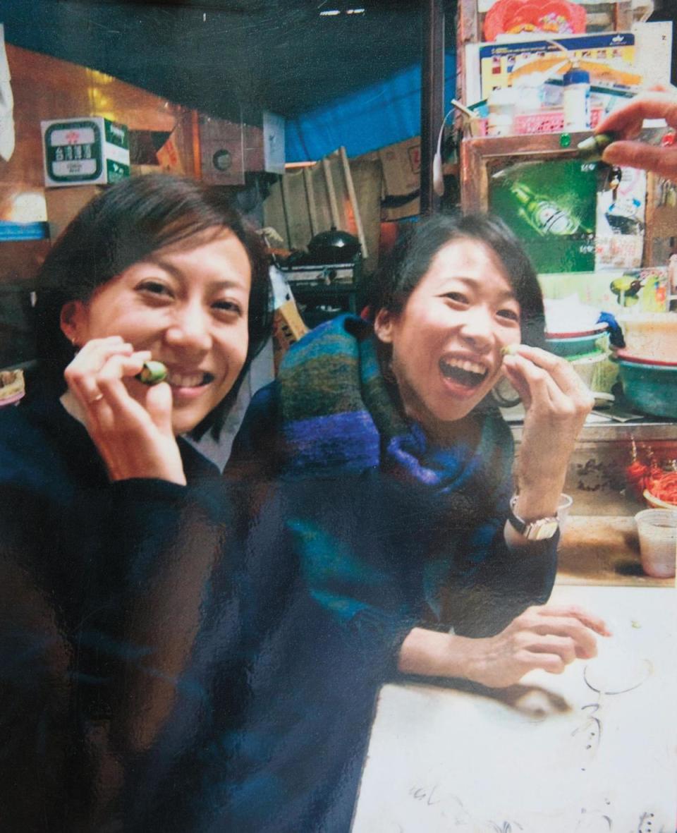 在日本難得聚首的一青妙（後）和一青窈（前）姊妹，在馬路楊檳榔攤相聚，一起開心試吃檳榔。（楊馬路提供）