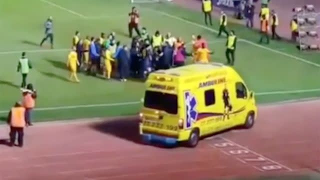 The ballboy was struck by a firecracker. Image: UltrasOF