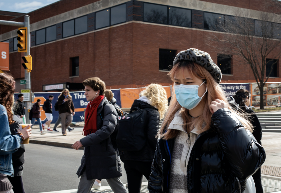 A woman wears a protective face mask as students prepare for Spring Break and an extended period of online classes due to coronavirus at Syracuse University, New York, U.S., March 12, 2020. Picture taken March 12, 2020. (Photo: REUTERS/Maranie Staab)